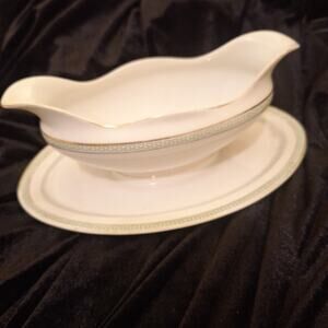 Vintage 9" Gravy Boat Heinrich & Co Selb Bavaria Green & Gold Trim